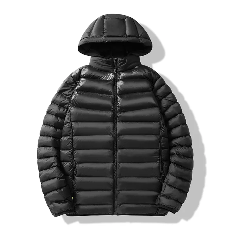Grosir mantel jaket Puffer isi dari musim dingin bertudung hitam nilon Logo kustom bulu bebek hangat ringan untuk pria