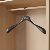 Cintre en bois noir écologique pour une organisation durable de la maison
