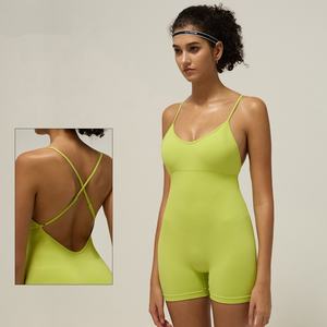 Combinaison de sport une pièce style européen-américain avec coussinets de poitrine intégrés pour le yoga et l'entraînement physique, tenue de sport élégante - Product Image 1