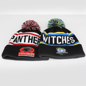 Gorro de Invierno con Borlas y Logotipo de Equipo Doble en Jacquard, con Rayas y Puño, para Artículos Deportivos y Uso en Días de Partido - Product Image 1