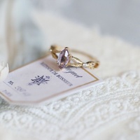 Bague Artemis Tear en tungstène incrustée de pierres précieuses améthyste violet clair taille marquise, style luxe léger et polyvalent