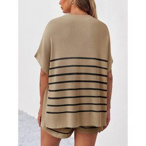 Ensemble 2 pièces tricoté rayé sur mesure pour femme : Haut oversize à manches chauve-souris et short taille haute – Tenue d'été décontractée - Product Image 4