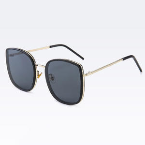 แว่นกันแดดทรงโอเวอร์ไซส์สไตล์เกาหลีสำหรับผู้หญิง ป้องกันรังสียูวี 400 กรอบพลาสติกและโลหะ เลนส์พีซี ประเภท 3 ป้องกันแสงแดด - Product Image 1