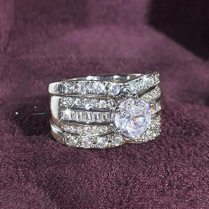 Anello di Fidanzamento da Donna in Oro Bianco con Diamante Naturale Taglio Brillante Rotondo Colore D e Pietre Laterali - Product Image 6