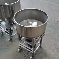 Machine intégrée de broyage et de mélange vertical pour céréales, idéale pour les petites exploitations avicoles et d'élevage.
