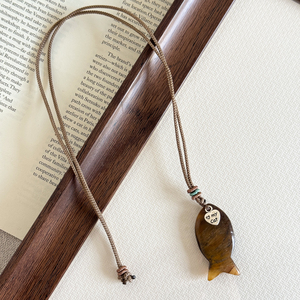Pendentif poisson miniature en cristal naturel 38 mm, style vintage, niche, tendance, avec chaîne en laine, précieusement sculpté, unisexe, pour la vie quotidienne - Product Image 4