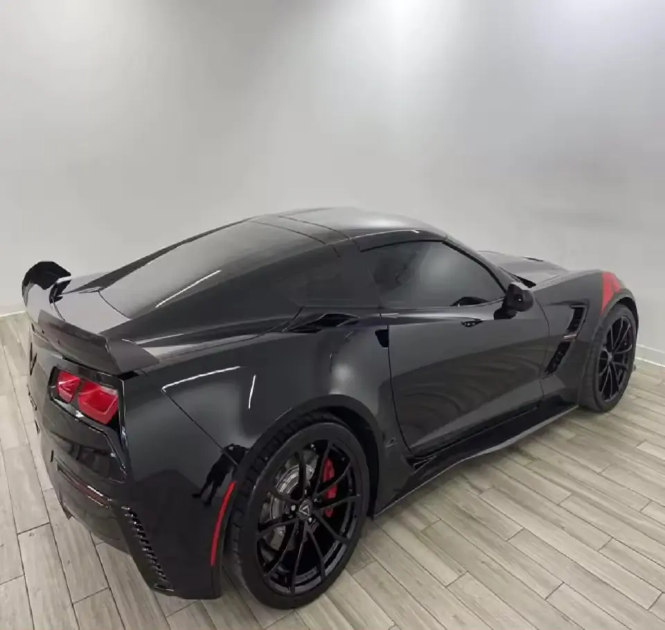 Довольно использованный черный 2019 ChevroletCorvette Grand Sport 2LT