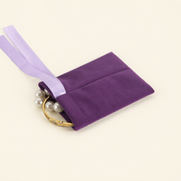 Pochette cadeau en velours doux violet avec cordon de serrage et nœud élégant en ruban, personnalisable avec logo, pour bijoux et cadeaux
