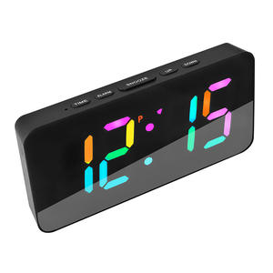 Réveil numérique RGB avec lumières d'ambiance changeantes de couleur, alarmes, fonction snooze, réglage de la luminosité, horloge de <span class=keywords><strong>table</strong></span> pour chambres, bureau <span class=keywords><strong>à</strong></span> domicile, décoration de bureau - Product Image 4