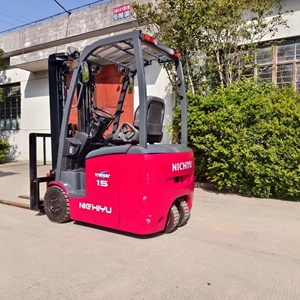 Montacargas NICHYU LPG de 1.5 Toneladas TRANSER 15 con Cabina Roja, Tracción en las Cuatro Ruedas, Desplazador Lateral Hidráulico, Neumáticos Sólidos, Mástil de Dos Etapas y Asiento - Product Image 5