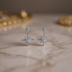 E1478 Orecchini pendenti a forma di stella in oro bianco con montatura a griffe di diamanti rotondi per donna, stile classico - Product Image 2