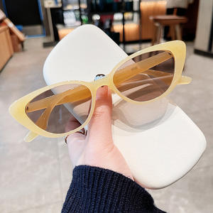 Gafas de Sol Qianai Cat Eye Unisex UV400 con Lentes de PC, Marco Irregular Negro Brillante con Detalles Grises, Blanco - Product Image 3