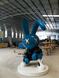 Scultura Gigante in Resina a Forma di Coniglio Blu, Statua Oversize di Tendenza, Personalizzabile in Dimensioni e Colore per Arredamento Commerciale e Streetwear - Product Image 2