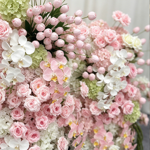 Adorno Floral Romántico en Tono Rosa Pálido para Entrada de Boda en Granja o Jardín - Product Image 3