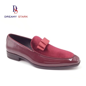 Chaussures rétro faites à la main pour l'automne, à enfiler, avec empeigne en PU rouge et velours, logo personnalisé, nœud décoratif, design léger et confortable - Product Image 1