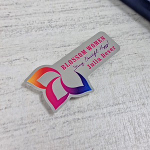 Badge con nome in metallo a forma personalizzata con codice QR inciso per i pass di sicurezza degli eventi - Product Image 2