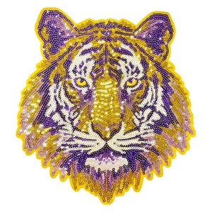 Toppa Termoadesiva Grande con Ricamo a Testa di Tigre in Paillettes Oro e Viola, Applique Mascotte Animale per Giacca di Jeans e Felpa con Cappuccio - Product Image 2