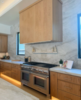Meubles de cuisine modulaires écologiques en placage de chêne de style américain avec îlot et évier en quartz pour villa