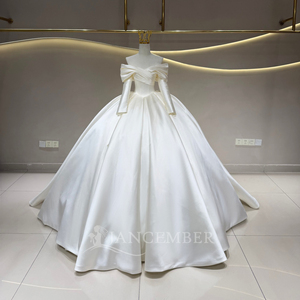 Robe de mariée longue élégante et moderne JFH130, en satin ivoire, avec décolleté cœur, épaules dénudées, dentelle, fleurs en cristal et appliques - Product Image 1