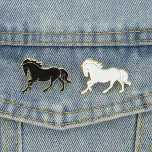 Broche en émail Cheval au galop de dessin animé mignon, noir et blanc, motif animal dynamique, en métal, badge de revers, bijou de mode, cadeau pour amis - Product Image 1