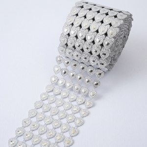 Ruban en maille argentée orné de strass en forme de cœur, ruban de cristal étincelant en forme de cœur pour la décoration de gâteaux de mariage et de fêtes prénuptiales - Product Image 1
