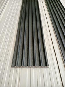 Panneau mural intérieur en <span class=keywords><strong>bois</strong></span> composite <span class=keywords><strong>bois</strong></span> composite PVC panneau mural cannelé pour décoration intérieure de la maison - Product Image 4