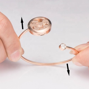 Commercio all'ingrosso di <span class=keywords><strong>Rosa</strong></span> di disegno del <span class=keywords><strong>fiore</strong></span> d'oro Aromaterapia diffusore gioielli 316L In acciaio inox aroma olio essenziale diffusore braccialetto - Product Image 5