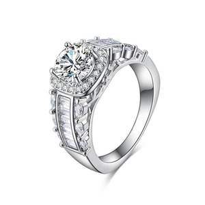 Anello con Cristalli Incastonati per Donne, Elegante Accessorio Moda per Uso Quotidiano e Feste - Product Image 1