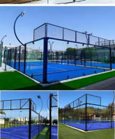 Terrains de padel avec éclairage, panneaux en verre et revêtement sportif pour les lieux d'entraînement