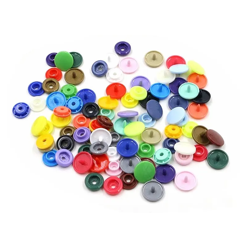 Sıcak satış özelleştirme renkli yüksek kaliteli Snap düğmesi plastik yuvarlak düğme yapış konfeksiyon için