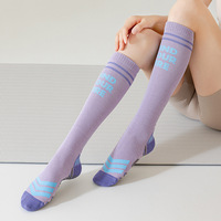 Chaussettes de sport à haute adhérence personnalisées pour femmes Pilates Course à pied Longues chaussettes de compression hautes jusqu'au genou Antidérapantes Chaussettes de sport pour la course à pied Cyclisme