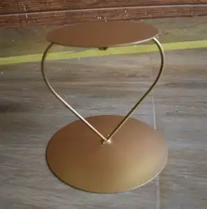 Alzata per torta a forma di cuore in metallo all'ingrosso per feste e ristoranti di matrimoni