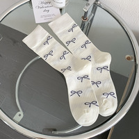 Chaussettes de vent de ballet de longueur moyenne noire et blanche pour femmes avec nœud Automne Printemps Bandes verticales empilées Position du logo du corps