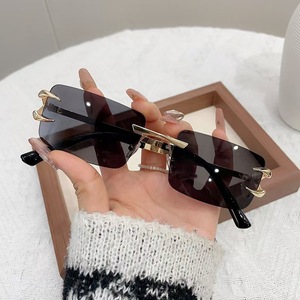 Gafas de Sol Unisex sin Montura, Cuadradas, Simples, de Aleación Dorada, con Protección UV400, Estilo Moderno - Product Image 2