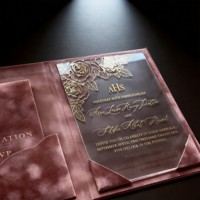 Set Undangan Pernikahan Folio Hardcover Beludru Biru Dongker Personalisasi, dengan Embos Foil Emas dan Akrilik, Termasuk Amplop