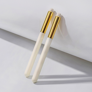 แปรงทาปากขนนุ่มพร้อมฝาปิด แปรงแต่งหน้าแบบพกพาสำหรับทาลิปสติก - Product Image 1