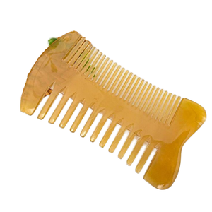 Peine de Peluquería Profesional de Dientes Anchos con Mango de Fibra de Carbono y Logotipo Personalizado al por Mayor para Uso en Salón - Product Image 1