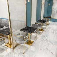 Mobilier de Restaurant Moderne de Luxe sur Mesure : Banquettes Fauteuils en Velours à Piétement Acier Inoxydable et Ensembles de Tables Motif Marbre