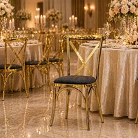 Chaises de salle à manger style ferme française en fer doré avec dossier croisé et assise rembourrée noire – Chaises élégantes pour banquets de mariage et location événementielle
