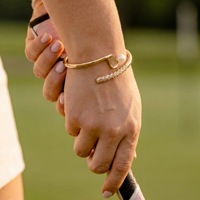 Nouvelle collection de bijoux sportifs plaqués or en laiton, style tendance : bagues sportives, bracelets ouverts et bijoux en zircon transfrontaliers