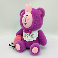 Peluche personnalisée Lapin Ours Violet avec Nœud Papillon Rose et Bavoir HugMe, Cadeau Animal en Peluche Doux, Fabricant OEM ODM