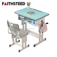 Bureau d'écolier avec chaise, dossier ventilé et plateau à crayons, hauteur réglable pour l'étude en classe
