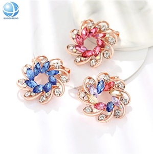 OEM/ODM Écharpe coréenne violette en strass Boucle Triangle Broches en cristal or rose Clip pour femmes Chemise Foulards Décoration - Product Image 6