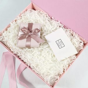 Caja de Regalo Rígida Magnética con Forro de Esponja y Recubrimiento UV con Logotipo Personalizado, Cierre Magnético, Cinta Rosa de Lujo, Embalaje Grande - Product Image 1