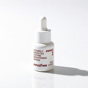 Suero Iluminador con Enzimas de Té Verde y Vitamina C Innisfree 30mL Para Todo Tipo de Piel - Product Image 1