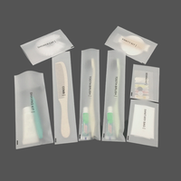 Kit de toilette jetable personnalisé EPACK avec logo : savon d'hôtel, bonnet de douche, peigne, rasoir, brosse à dents, dentifrice, en sachets plastiques transparents PE