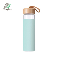 Bouteille d'eau en verre borosilicate écologique de haute qualité RAYKO 550ML avec infuseur en bambou et manchon en silicone certifiée CE