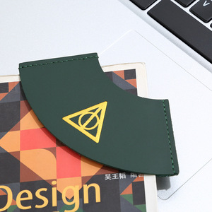 Marcapáginas de Moda para Fans de Harry Potter, Plataforma Nueve y Tres Cuartos, con Diseño de las Reliquias de la Muerte, en Cuero PU con Bordes Cosidos, Ecológico, para Negocios - Product Image 5