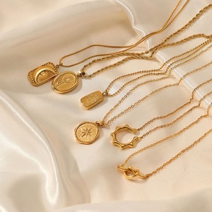 Collar Personalizado de Acero Inoxidable 316L Chapado en Oro de 14k y 18k Resistente al Agua con Colgante de Estrella y Luna para Mujer - Product Image 4