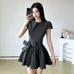 Robe Courte Grise Élégante pour Femme, Coupe Slim, Silhouette Évasée, Manches Courtes, Taille Lacée, Style Minimaliste Européen - Product Image 2